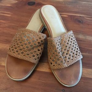 🎉 Host Pick 🎉 EUC Woven Sandal